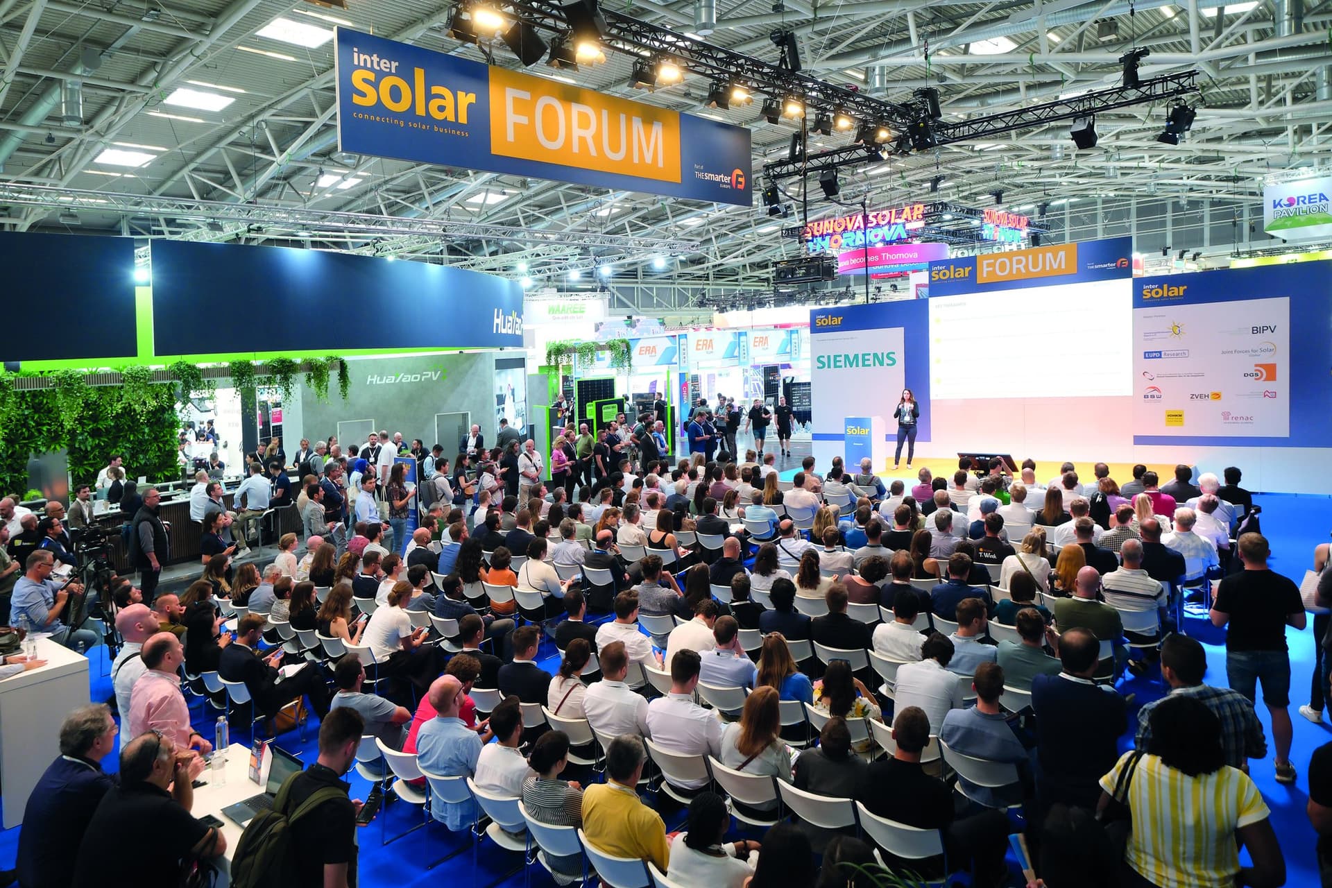 A full audience at the Intersolar Forum stage during Intersolar Europe 2024