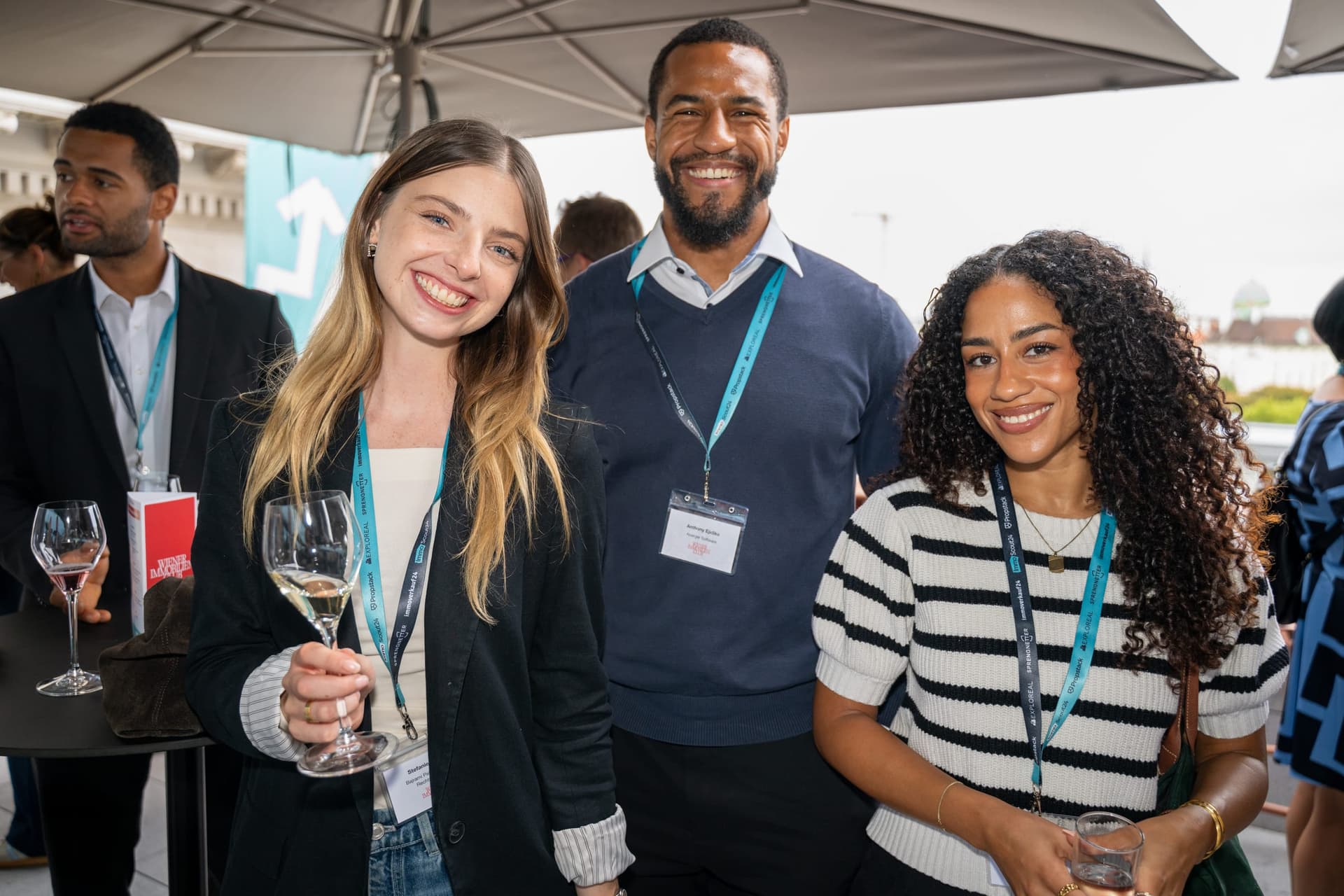Guests with drinks at the Wiener Immobilien Club networking evening