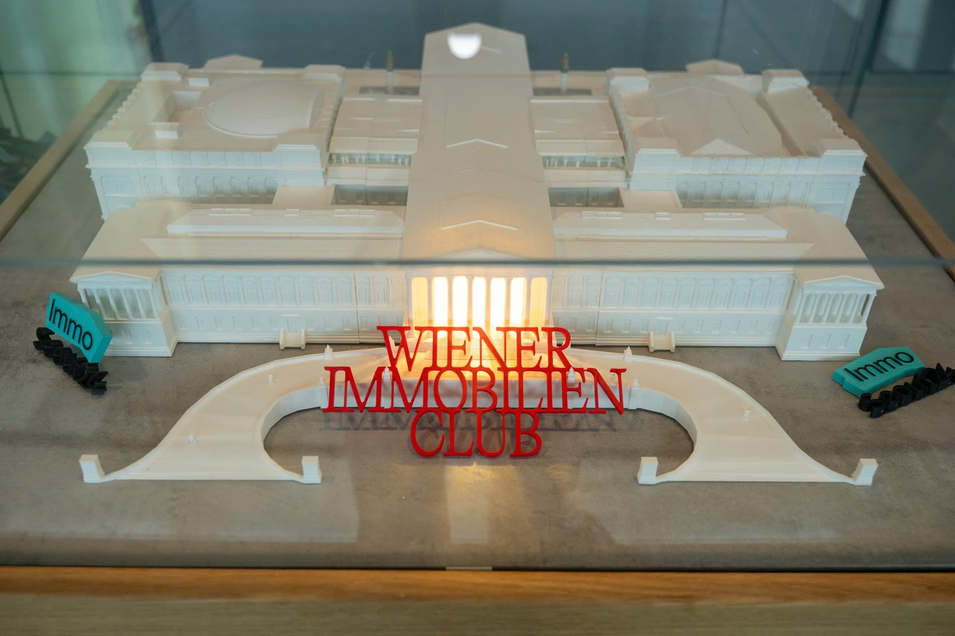 Model of the Austrian Parliament with the Wiener Immobilien Club logo